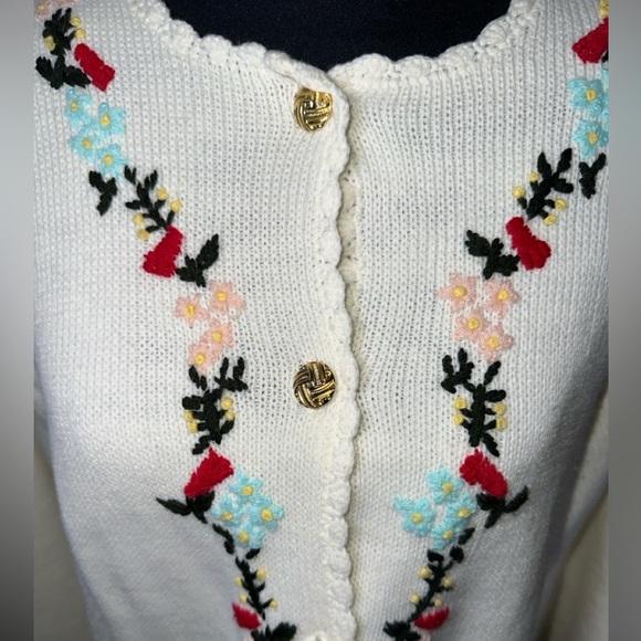Vintage Floral Embroidered Cream Cardigan with Gold Tone Buttons - Picture 8 of 11